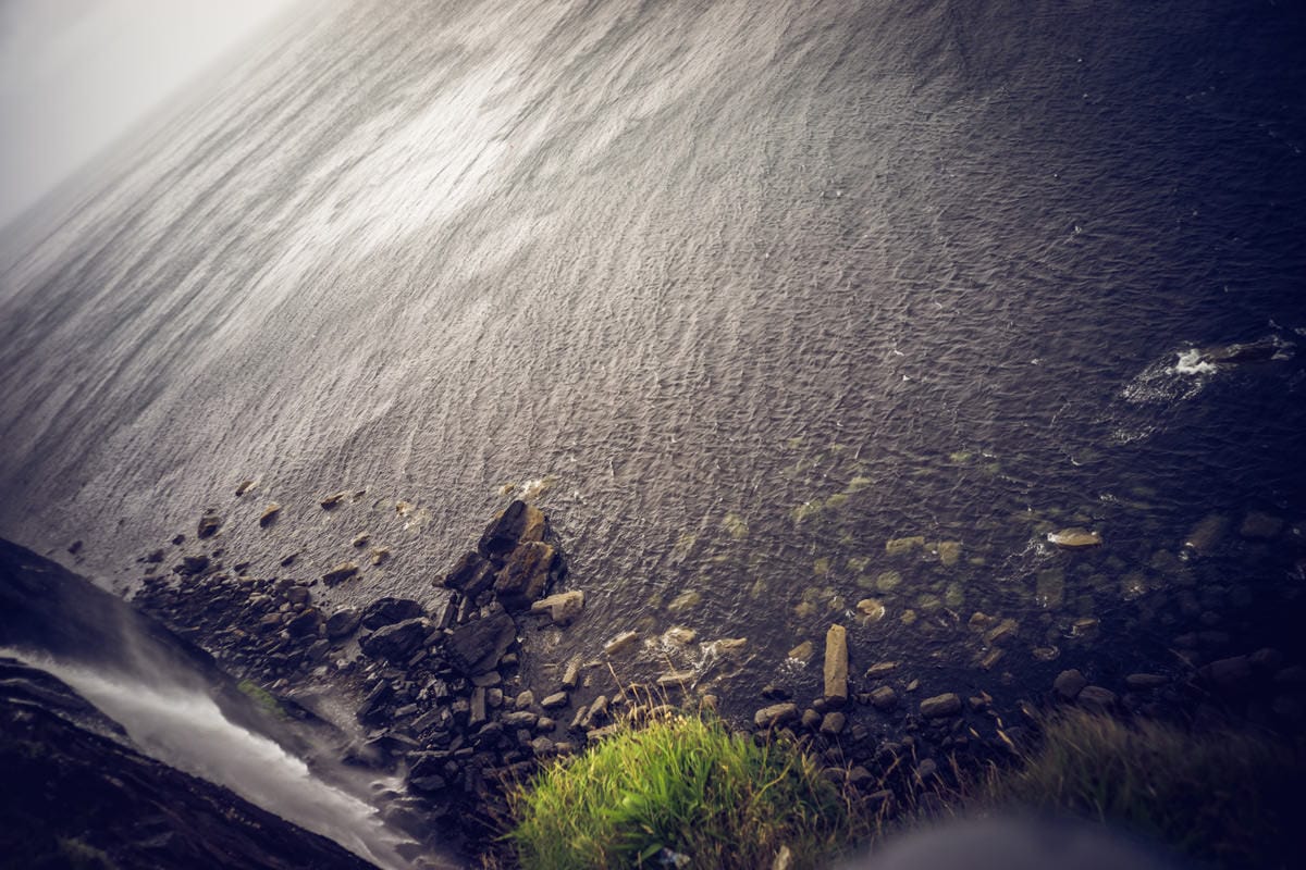 Chute d'eau se jette dans la mer à île de Skye