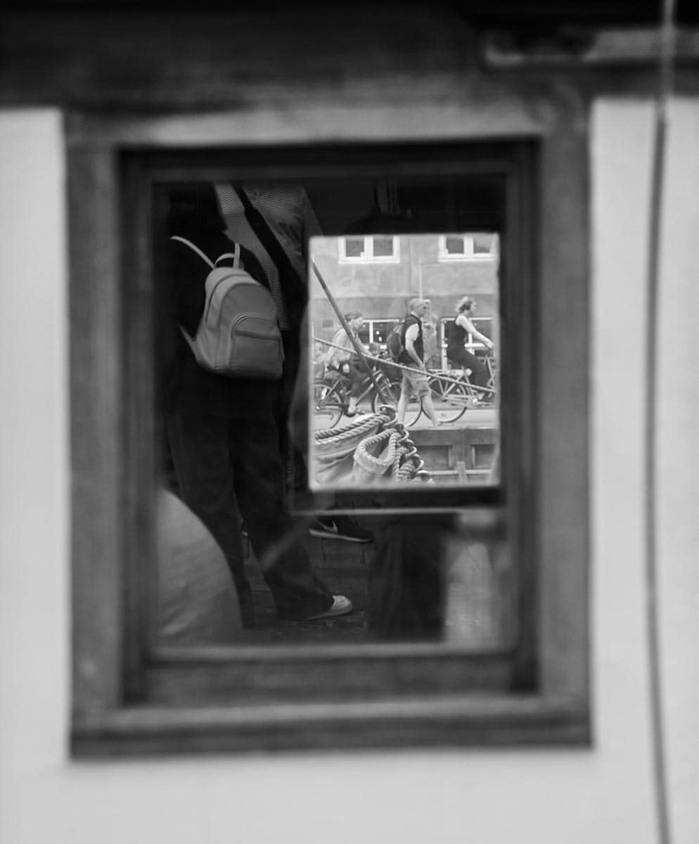 à travers la vitre, la rue Nyhavn